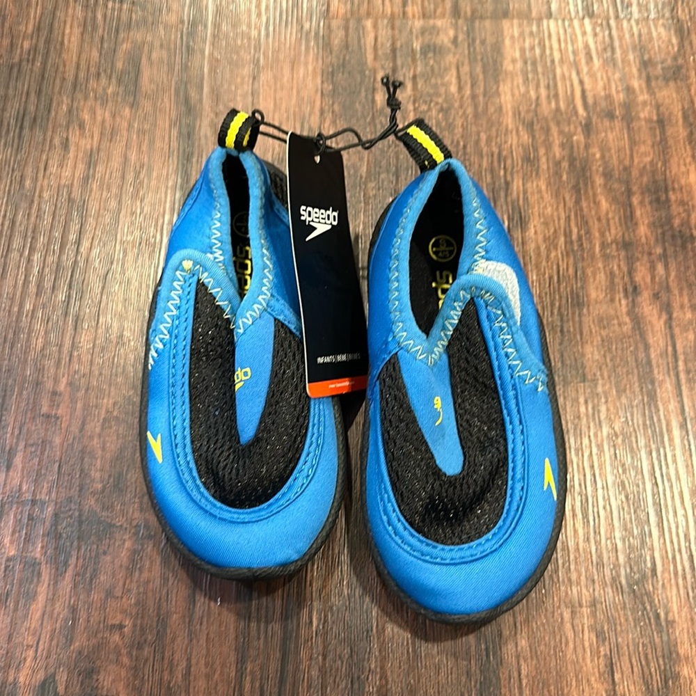 Speedo water shoes, NEW